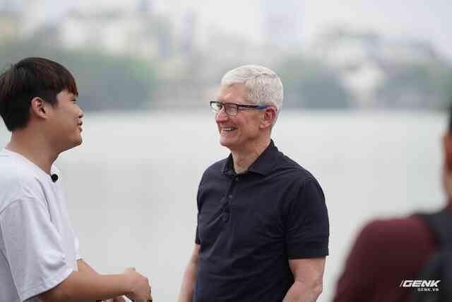 Tim Cook có mặt tại Hồ Hoàn Kiếm, giao lưu cùng Duy Thẩm và báo chí- Ảnh 8. Tim Cook có mặt tại Hồ Hoàn Kiếm, giao lưu cùng Duy Thẩm và báo chí- Ảnh 8.
