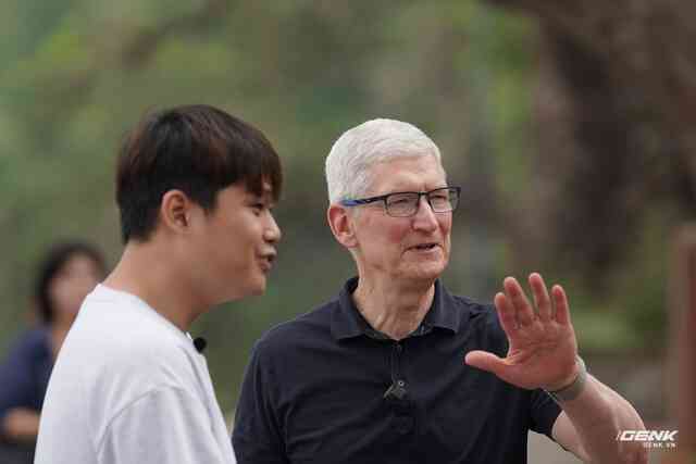 Tim Cook có mặt tại Hồ Hoàn Kiếm, giao lưu cùng Duy Thẩm và báo chí- Ảnh 9.