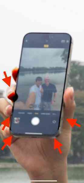 Ảnh của Tim Cook chụp với Duy Thẩm bị CĐM quốc tế nghi ngờ Photoshop- Ảnh 4. Ảnh của Tim Cook chụp với Duy Thẩm bị CĐM quốc tế nghi ngờ Photoshop- Ảnh 4.