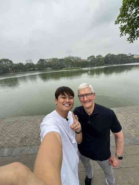 Ảnh của Tim Cook chụp với Duy Thẩm bị CĐM quốc tế nghi ngờ Photoshop- Ảnh 5. Ảnh của Tim Cook chụp với Duy Thẩm bị CĐM quốc tế nghi ngờ Photoshop- Ảnh 5.