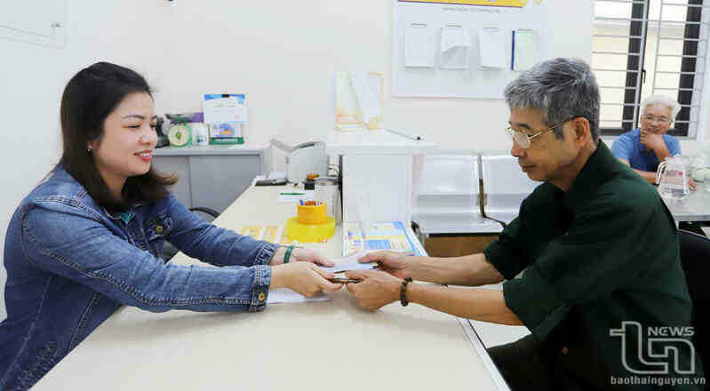 Ông Lê Thanh Nam, xóm Đồng Mè, thường xuyên rút tiền trợ cấp an sinh xã hội dành cho người bị nhiễm chất độc da cam tại Bưu điện Văn hóa xã Khôi Kỳ.