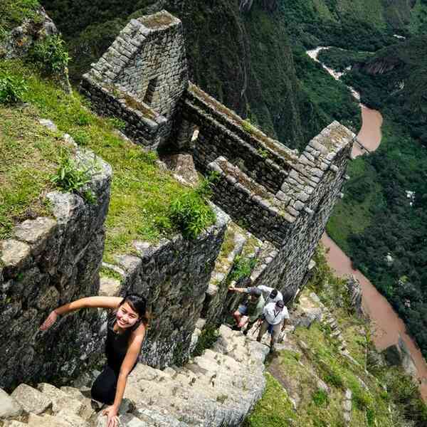 Tại sao 'bậc thang tử thần' ở Huayna Picchu của Peru lại dốc đến vậy?