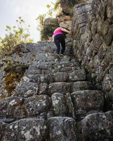 Tại sao 'bậc thang tử thần' ở Huayna Picchu của Peru lại dốc đến vậy?- Ảnh 2.