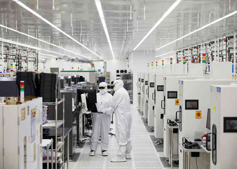 Vừa rời Việt Nam tức thì, CEO Apple Tim Cook đã tính chuyện mở nhà máy ở Indonesia: Nguyên nhân là sao?- Ảnh 2. Vừa rời Việt Nam tức thì, CEO Apple Tim Cook đã tính chuyện mở nhà máy ở Indonesia: Nguyên nhân là sao?- Ảnh 2.
