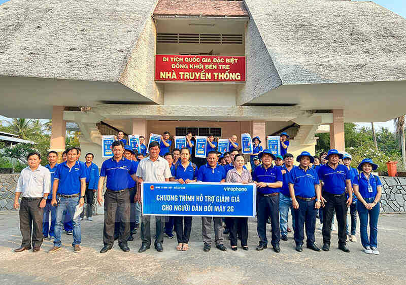 VNPT Bến Tre ra quân hỗ trợ người dân đổi máy 2G lên 4G.