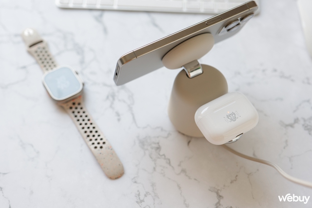 Đế sạc không dây 2 trong 1 dành cho người dùng hệ "Táo": Thiết kế tối giản, hỗ trợ MagSafe 15W, sạc đồng thời iPhone và Apple Watch/AirPods- Ảnh 3. Đế sạc không dây 2 trong 1 dành cho người dùng hệ "Táo": Thiết kế tối giản, hỗ trợ MagSafe 15W, sạc đồng thời iPhone và Apple Watch/AirPods- Ảnh 3.