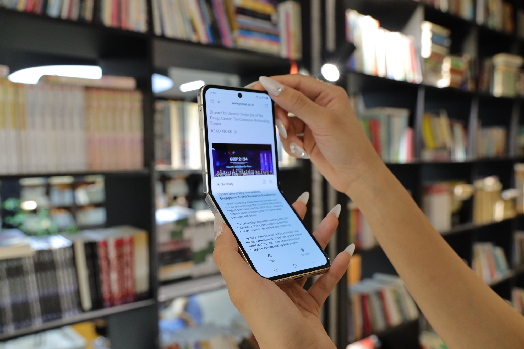 Cách Galaxy Z Flip5 mê hoặc giới trẻ với sức mạnh Galaxy AI- Ảnh 4. Cách Galaxy Z Flip5 mê hoặc giới trẻ với sức mạnh Galaxy AI- Ảnh 4.