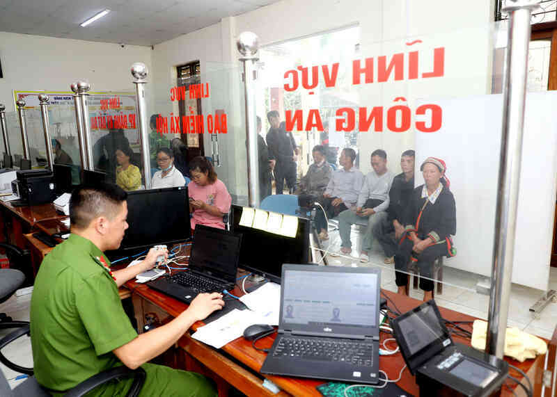Công an huyện Yên Minh giải quyết thủ tục cấp Căn cước công dân trên hệ thống dịch vụ công trực tuyến.