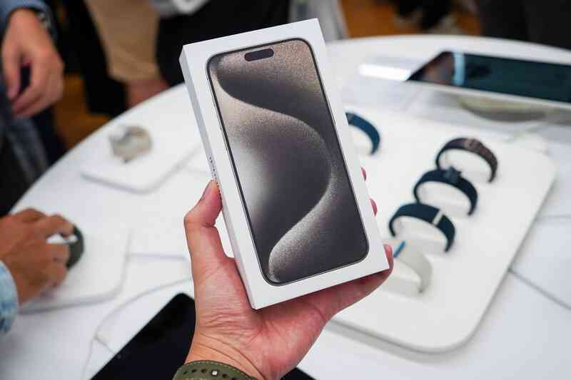 Giá iPhone 15 Pro Max tiếp tục giảm sâu - 2