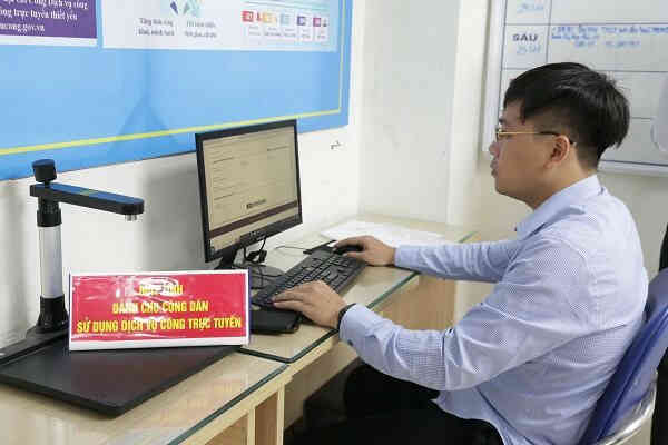nguoi-dan-thuc-hien-dich-vu-cong-lien-thong....jpg