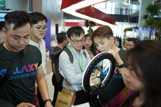 Sôi động Future Expo: Cùng "sống ảo" với robot, “phá đảo” game AI và "cháy" hết mình cùng âm nhạc- Ảnh 11. Sôi động Future Expo: Cùng "sống ảo" với robot, “phá đảo” game AI và "cháy" hết mình cùng âm nhạc- Ảnh 11.