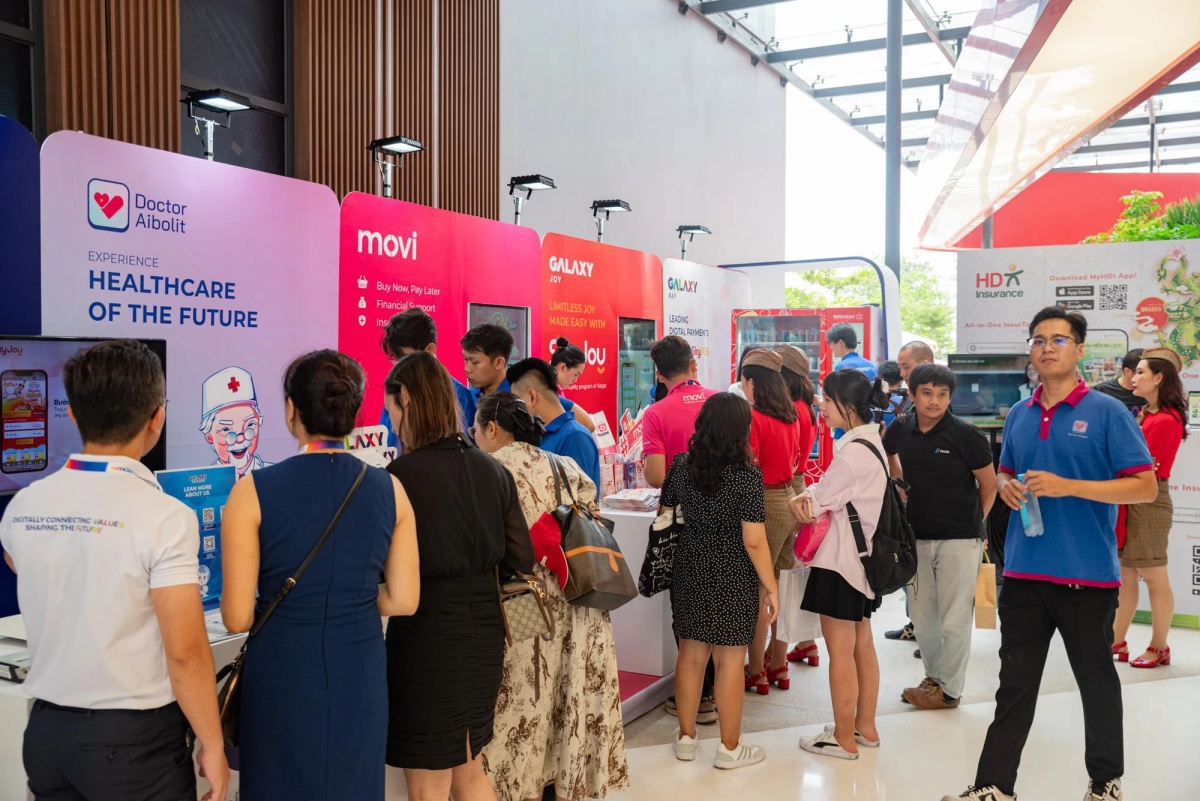 Sôi động Future Expo: Cùng "sống ảo" với robot, “phá đảo” game AI và "cháy" hết mình cùng âm nhạc- Ảnh 7. Sôi động Future Expo: Cùng "sống ảo" với robot, “phá đảo” game AI và "cháy" hết mình cùng âm nhạc- Ảnh 7.