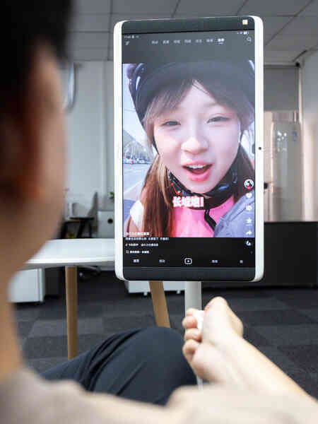 Baseus ra mắt màn hình di động 24 inch "nhái" LG StandbyME: Độ phân giải FHD, loa và webcam tích hợp, pin 14 giờ, giá từ 13,9 triệu đồng- Ảnh 3. Baseus ra mắt màn hình di động 24 inch "nhái" LG StandbyME: Độ phân giải FHD, loa và webcam tích hợp, pin 14 giờ, giá từ 13,9 triệu đồng- Ảnh 3.