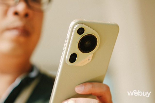 Cận cảnh 'quái vật camera' Huawei Pura 70 Ultra: Camera thò thụt, thay đổi được khẩu độ và AI xóa vật rất nhanh- Ảnh 14. Cận cảnh 'quái vật camera' Huawei Pura 70 Ultra: Camera thò thụt, thay đổi được khẩu độ và AI xóa vật rất nhanh- Ảnh 14.