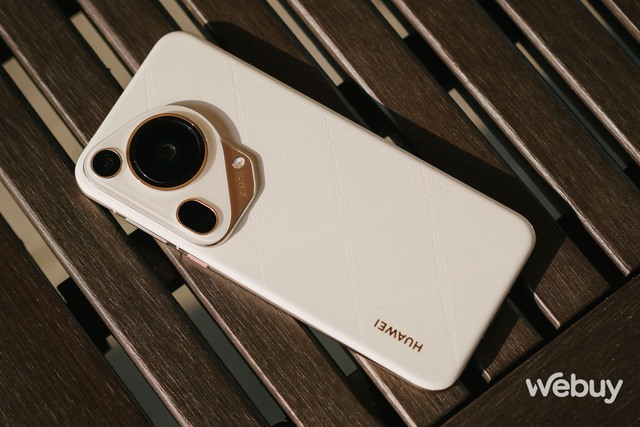 Cận cảnh 'quái vật camera' Huawei Pura 70 Ultra: Camera thò thụt, thay đổi được khẩu độ và AI xóa vật rất nhanh- Ảnh 7. Cận cảnh 'quái vật camera' Huawei Pura 70 Ultra: Camera thò thụt, thay đổi được khẩu độ và AI xóa vật rất nhanh- Ảnh 7.