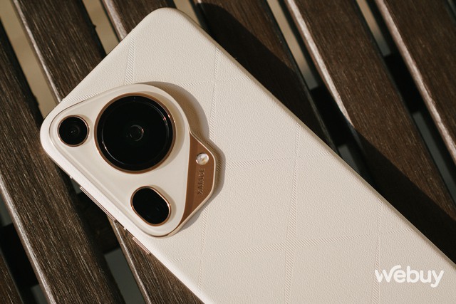 Cận cảnh 'quái vật camera' Huawei Pura 70 Ultra: Camera thò thụt, thay đổi được khẩu độ và AI xóa vật rất nhanh- Ảnh 8. Cận cảnh 'quái vật camera' Huawei Pura 70 Ultra: Camera thò thụt, thay đổi được khẩu độ và AI xóa vật rất nhanh- Ảnh 8.