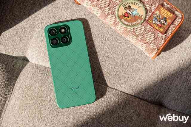 Cận cảnh điện thoại Honor vừa mở bán tại Việt Nam với mặt lưng trông như ví da thời trang