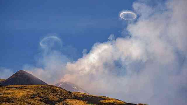 Núi lửa Etna: Bí ẩn về những vòng khói kỳ ảo và lời giải thích của khoa học- Ảnh 4. Núi lửa Etna: Bí ẩn về những vòng khói kỳ ảo và lời giải thích của khoa học- Ảnh 4.