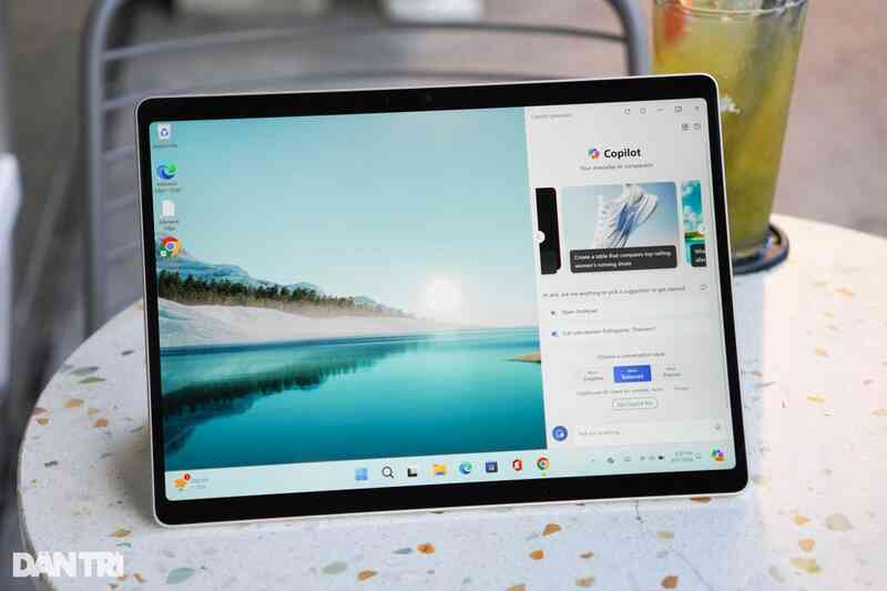 Cận cảnh máy tính AI đầu tiên của Microsoft, tích hợp phím Copilot - 2
