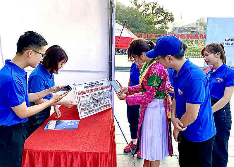 Đoàn viên thanh niên Hà Giang quét mã QR tìm việc làm trong và ngoài nước.