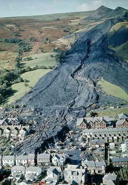 Thảm họa Aberfan qua hình ảnh: Câu chuyện có thật về thảm kịch chấn động xứ Wales năm 1966