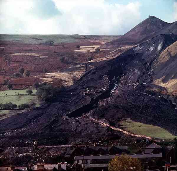 Thảm họa Aberfan qua hình ảnh: Câu chuyện có thật về thảm kịch chấn động xứ Wales năm 1966- Ảnh 2. Thảm họa Aberfan qua hình ảnh: Câu chuyện có thật về thảm kịch chấn động xứ Wales năm 1966- Ảnh 2.