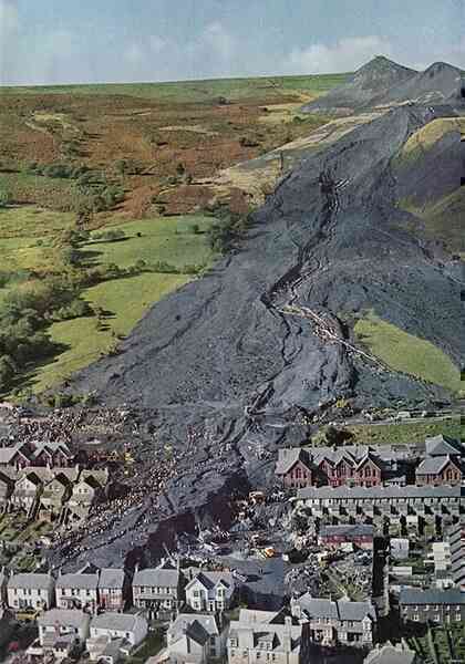 Thảm họa Aberfan qua hình ảnh: Câu chuyện có thật về thảm kịch chấn động xứ Wales năm 1966- Ảnh 3. Thảm họa Aberfan qua hình ảnh: Câu chuyện có thật về thảm kịch chấn động xứ Wales năm 1966- Ảnh 3.