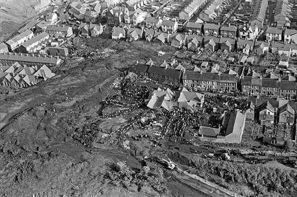 Thảm họa Aberfan qua hình ảnh: Câu chuyện có thật về thảm kịch chấn động xứ Wales năm 1966- Ảnh 4. Thảm họa Aberfan qua hình ảnh: Câu chuyện có thật về thảm kịch chấn động xứ Wales năm 1966- Ảnh 4.