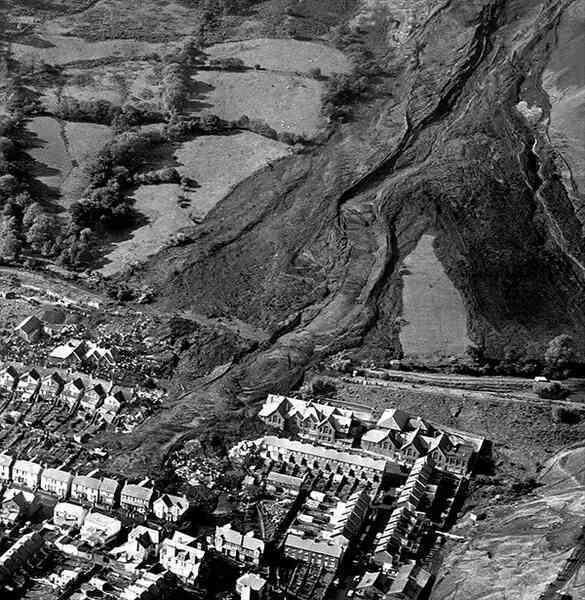 Thảm họa Aberfan qua hình ảnh: Câu chuyện có thật về thảm kịch chấn động xứ Wales năm 1966- Ảnh 5. Thảm họa Aberfan qua hình ảnh: Câu chuyện có thật về thảm kịch chấn động xứ Wales năm 1966- Ảnh 5.