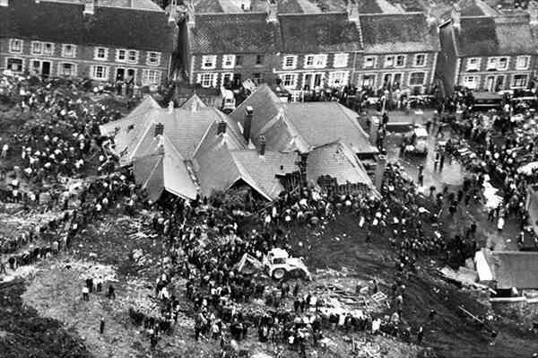 Thảm họa Aberfan qua hình ảnh: Câu chuyện có thật về thảm kịch chấn động xứ Wales năm 1966- Ảnh 6. Thảm họa Aberfan qua hình ảnh: Câu chuyện có thật về thảm kịch chấn động xứ Wales năm 1966- Ảnh 6.