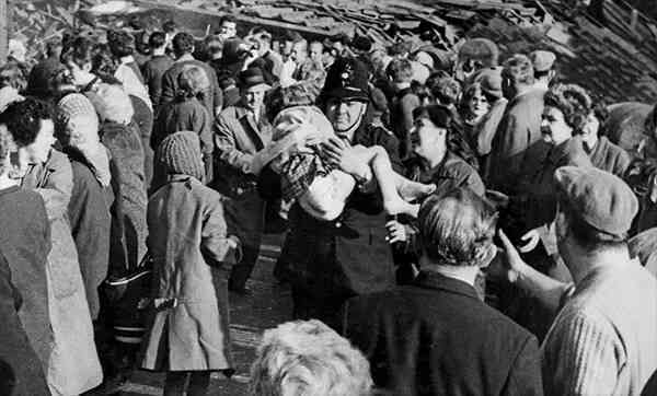 Thảm họa Aberfan qua hình ảnh: Câu chuyện có thật về thảm kịch chấn động xứ Wales năm 1966- Ảnh 8. Thảm họa Aberfan qua hình ảnh: Câu chuyện có thật về thảm kịch chấn động xứ Wales năm 1966- Ảnh 8.