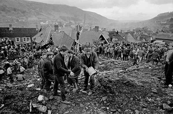 Thảm họa Aberfan qua hình ảnh: Câu chuyện có thật về thảm kịch chấn động xứ Wales năm 1966- Ảnh 10. Thảm họa Aberfan qua hình ảnh: Câu chuyện có thật về thảm kịch chấn động xứ Wales năm 1966- Ảnh 10.