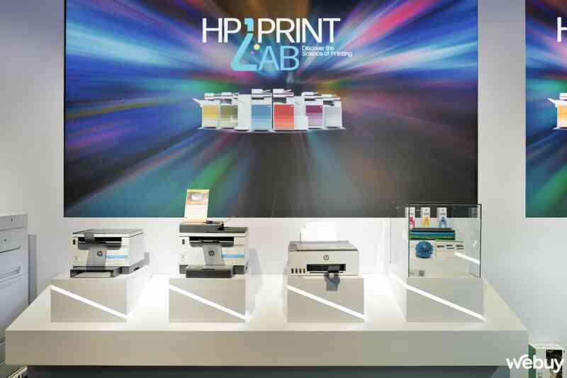 LaserJet Tank MFP 2602 (trái) và các máy in 2000 series khác trong khu vực trải nghiệm Print Lab.jpg LaserJet Tank MFP 2602 (trái) và các máy in 2000 series khác trong khu vực trải nghiệm Print Lab.jpg