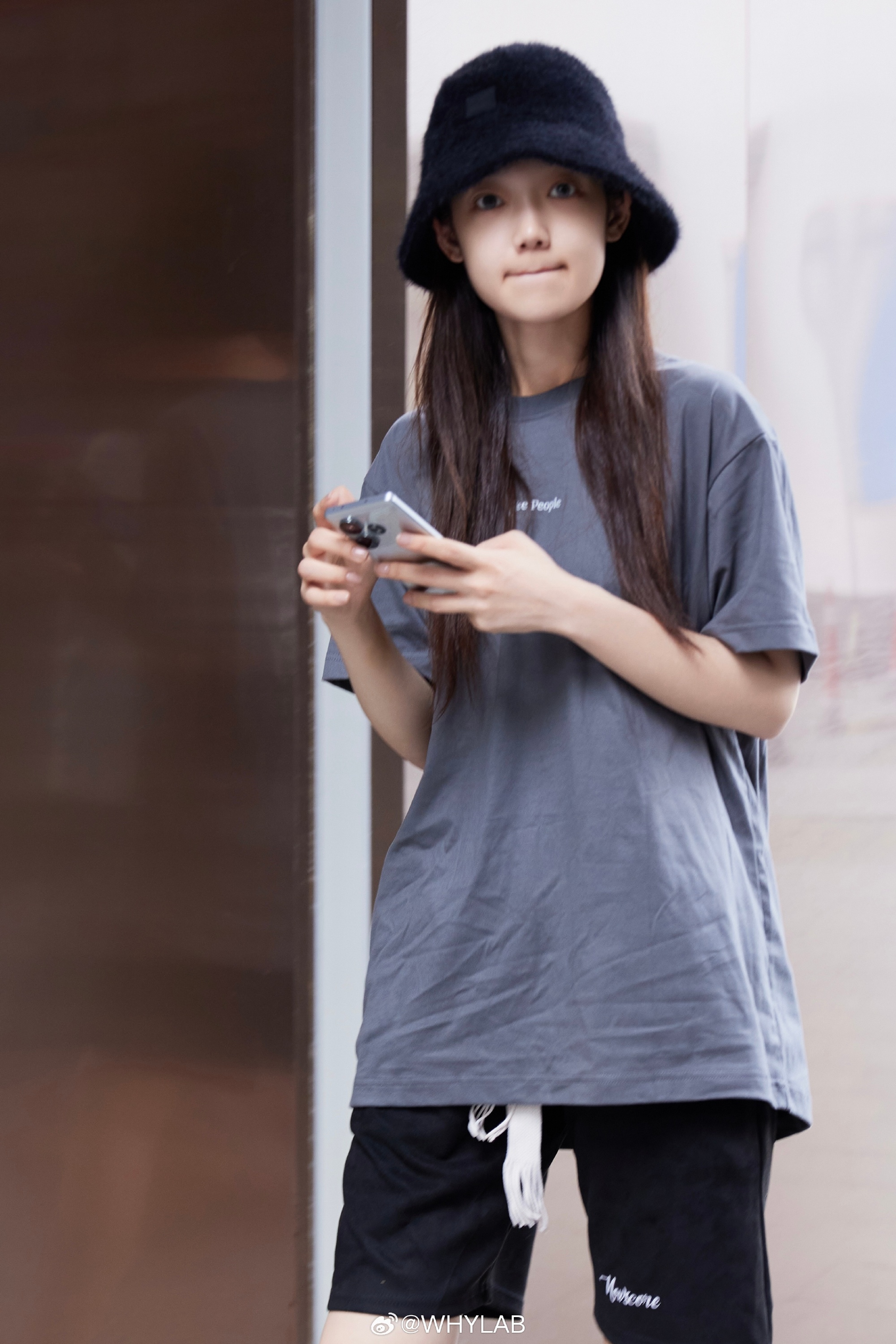 "Vua phá lưới" realme GT Neo6 SE lộ ảnh thực tế: Thiết kế đẹp mắt, màu Titanium giống iPhone 15 Pro Max, chip Snapdragon 7+ Gen 3 cực mạnh- Ảnh 2. "Vua phá lưới" realme GT Neo6 SE lộ ảnh thực tế: Thiết kế đẹp mắt, màu Titanium giống iPhone 15 Pro Max, chip Snapdragon 7+ Gen 3 cực mạnh- Ảnh 2.