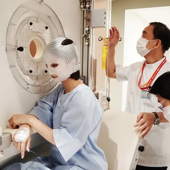 Cỗ máy "làm tan" khối u ung thư ở Nhật Bản: Sử dụng năng lượng nguyên tử, giá 2.000 tỷ VNĐ, nhưng bệnh nhân chỉ tốn 25 triệu đồng để điều trị- Ảnh 2. Cỗ máy "làm tan" khối u ung thư ở Nhật Bản: Sử dụng năng lượng nguyên tử, giá 2.000 tỷ VNĐ, nhưng bệnh nhân chỉ tốn 25 triệu đồng để điều trị- Ảnh 2.