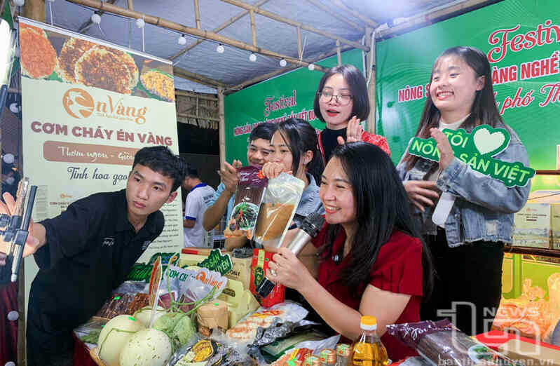 Chị Nguyễn Thị Bình, Giám đốc HTX Nông nghiệp dược liệu Thiên Phúc (người ngồi đầu tiên, bên phải), trong một buổi livestream.