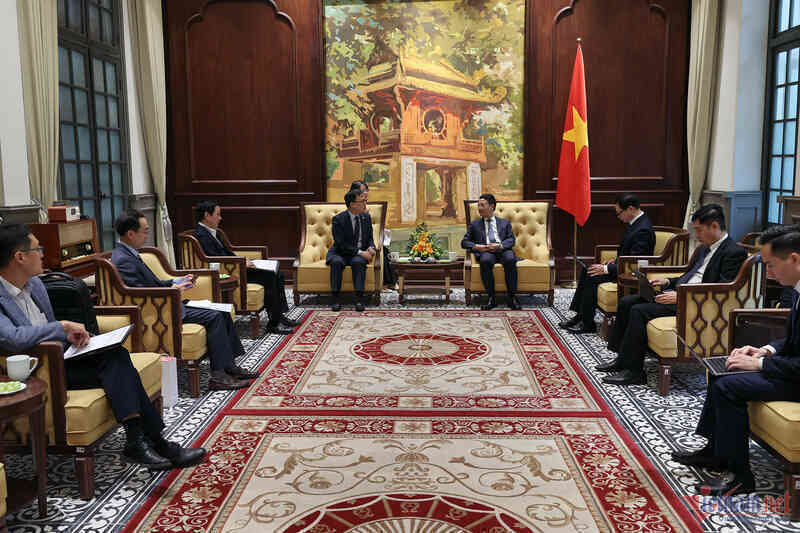 W-Bộ trưởng Nguyễn Mạnh Hùng tiếp Đại sứ Hàn Quốc (2).jpg