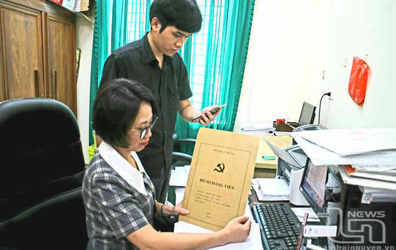Chuyện sử dụng Sổ tay đảng viên điện tử ở vùng cao Thái Nguyên