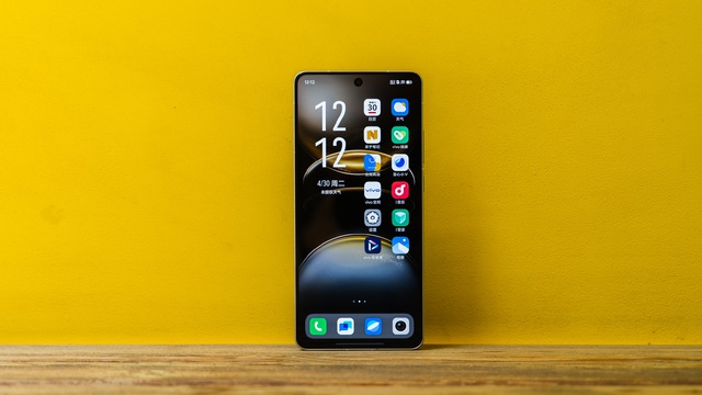vivo ra mắt smartphone chip Dimensity 9300+ đầu tiên: Hiệu năng mạnh hơn Snapdragon 8s Gen 3, chống nước IP69, giá từ 14 triệu đồng- Ảnh 5. vivo ra mắt smartphone chip Dimensity 9300+ đầu tiên: Hiệu năng mạnh hơn Snapdragon 8s Gen 3, chống nước IP69, giá từ 14 triệu đồng- Ảnh 5.