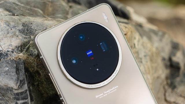 vivo ra mắt smartphone chip Dimensity 9300+ đầu tiên: Hiệu năng mạnh hơn Snapdragon 8s Gen 3, chống nước IP69, giá từ 14 triệu đồng- Ảnh 7. vivo ra mắt smartphone chip Dimensity 9300+ đầu tiên: Hiệu năng mạnh hơn Snapdragon 8s Gen 3, chống nước IP69, giá từ 14 triệu đồng- Ảnh 7.