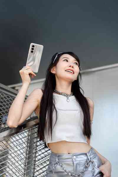 Chưa ra mắt, OPPO Reno12 đã có loạt ảnh cận cảnh: Thiết kế "mới mà cũ" với phong cách thời trang Y2K- Ảnh 8. Chưa ra mắt, OPPO Reno12 đã có loạt ảnh cận cảnh: Thiết kế "mới mà cũ" với phong cách thời trang Y2K- Ảnh 8.