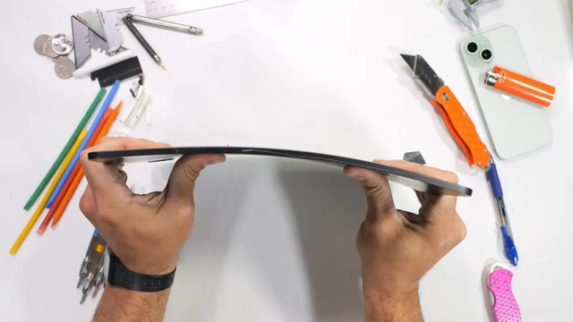 Kiểm tra độ bền iPad Pro M4 siêu mỏng: Liệu có dễ bị bẻ cong? Câu trả lời hoàn toàn bất ngờ- Ảnh 3. Kiểm tra độ bền iPad Pro M4 siêu mỏng: Liệu có dễ bị bẻ cong? Câu trả lời hoàn toàn bất ngờ- Ảnh 3.