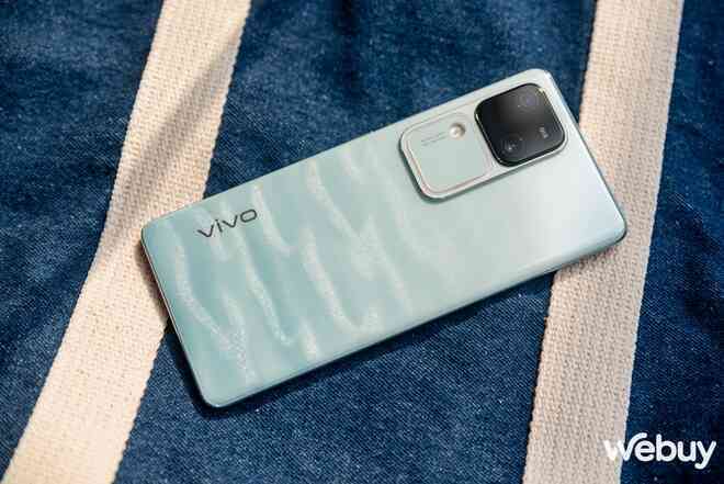Cận cảnh vivo V30 Series: Thiết kế siêu mỏng ấn tượng, cắt bớt camera nhưng phóng to đèn trợ sáng liệu có tạo nên sự khác biệt?- Ảnh 2. Cận cảnh vivo V30 Series: Thiết kế siêu mỏng ấn tượng, cắt bớt camera nhưng phóng to đèn trợ sáng liệu có tạo nên sự khác biệt?- Ảnh 2.