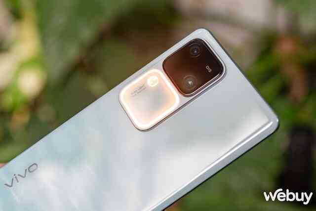 Cận cảnh vivo V30 Series: Thiết kế siêu mỏng ấn tượng, cắt bớt camera nhưng phóng to đèn trợ sáng liệu có tạo nên sự khác biệt?- Ảnh 23. Cận cảnh vivo V30 Series: Thiết kế siêu mỏng ấn tượng, cắt bớt camera nhưng phóng to đèn trợ sáng liệu có tạo nên sự khác biệt?- Ảnh 23.