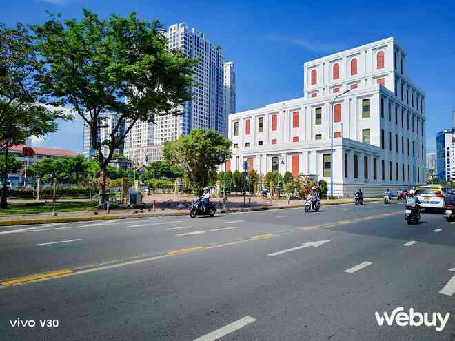 Cận cảnh vivo V30 Series: Thiết kế siêu mỏng ấn tượng, cắt bớt camera nhưng phóng to đèn trợ sáng liệu có tạo nên sự khác biệt?- Ảnh 28. Cận cảnh vivo V30 Series: Thiết kế siêu mỏng ấn tượng, cắt bớt camera nhưng phóng to đèn trợ sáng liệu có tạo nên sự khác biệt?- Ảnh 28.