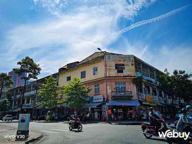 Cận cảnh vivo V30 Series: Thiết kế siêu mỏng ấn tượng, cắt bớt camera nhưng phóng to đèn trợ sáng liệu có tạo nên sự khác biệt?- Ảnh 29. Cận cảnh vivo V30 Series: Thiết kế siêu mỏng ấn tượng, cắt bớt camera nhưng phóng to đèn trợ sáng liệu có tạo nên sự khác biệt?- Ảnh 29.