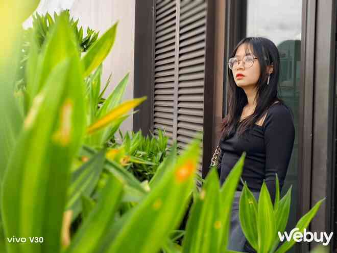 Cận cảnh vivo V30 Series: Thiết kế siêu mỏng ấn tượng, cắt bớt camera nhưng phóng to đèn trợ sáng liệu có tạo nên sự khác biệt?- Ảnh 33. Cận cảnh vivo V30 Series: Thiết kế siêu mỏng ấn tượng, cắt bớt camera nhưng phóng to đèn trợ sáng liệu có tạo nên sự khác biệt?- Ảnh 33.