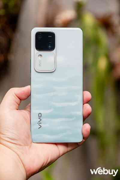Cận cảnh vivo V30 Series: Thiết kế siêu mỏng ấn tượng, cắt bớt camera nhưng phóng to đèn trợ sáng liệu có tạo nên sự khác biệt?- Ảnh 5. Cận cảnh vivo V30 Series: Thiết kế siêu mỏng ấn tượng, cắt bớt camera nhưng phóng to đèn trợ sáng liệu có tạo nên sự khác biệt?- Ảnh 5.