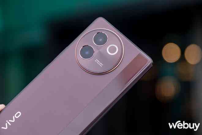 Cận cảnh vivo V30 Series: Thiết kế siêu mỏng ấn tượng, cắt bớt camera nhưng phóng to đèn trợ sáng liệu có tạo nên sự khác biệt?- Ảnh 47. Cận cảnh vivo V30 Series: Thiết kế siêu mỏng ấn tượng, cắt bớt camera nhưng phóng to đèn trợ sáng liệu có tạo nên sự khác biệt?- Ảnh 47.