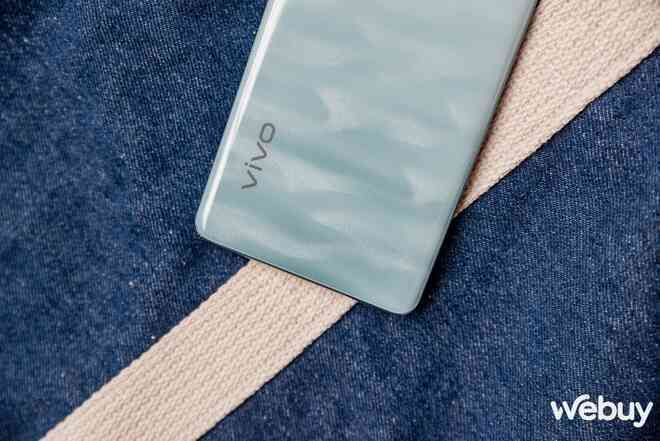 Cận cảnh vivo V30 Series: Thiết kế siêu mỏng ấn tượng, cắt bớt camera nhưng phóng to đèn trợ sáng liệu có tạo nên sự khác biệt?- Ảnh 6. Cận cảnh vivo V30 Series: Thiết kế siêu mỏng ấn tượng, cắt bớt camera nhưng phóng to đèn trợ sáng liệu có tạo nên sự khác biệt?- Ảnh 6.